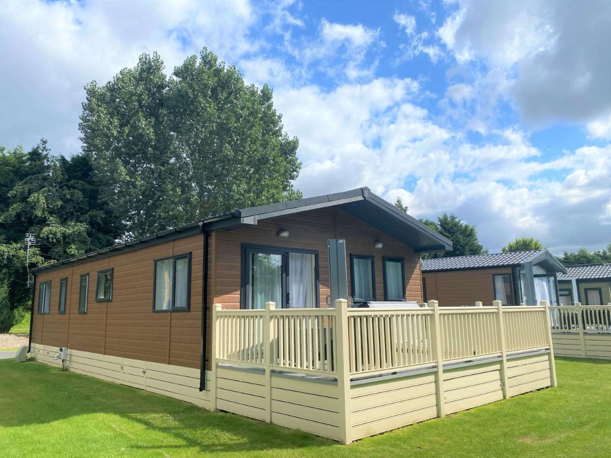 The Yorkshire Burrow Lodge With Hot Tub 외부 사진