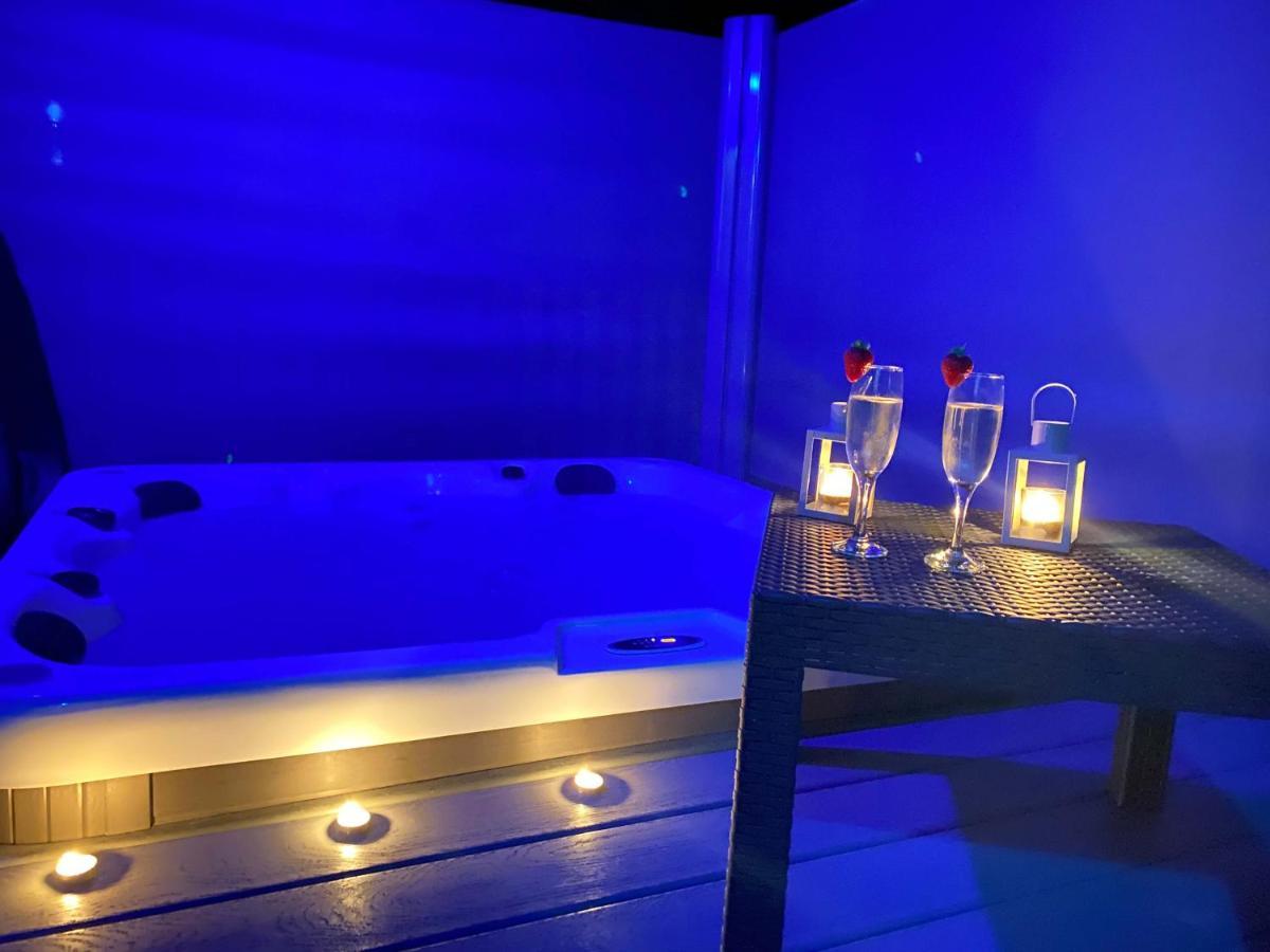 The Yorkshire Burrow Lodge With Hot Tub 외부 사진