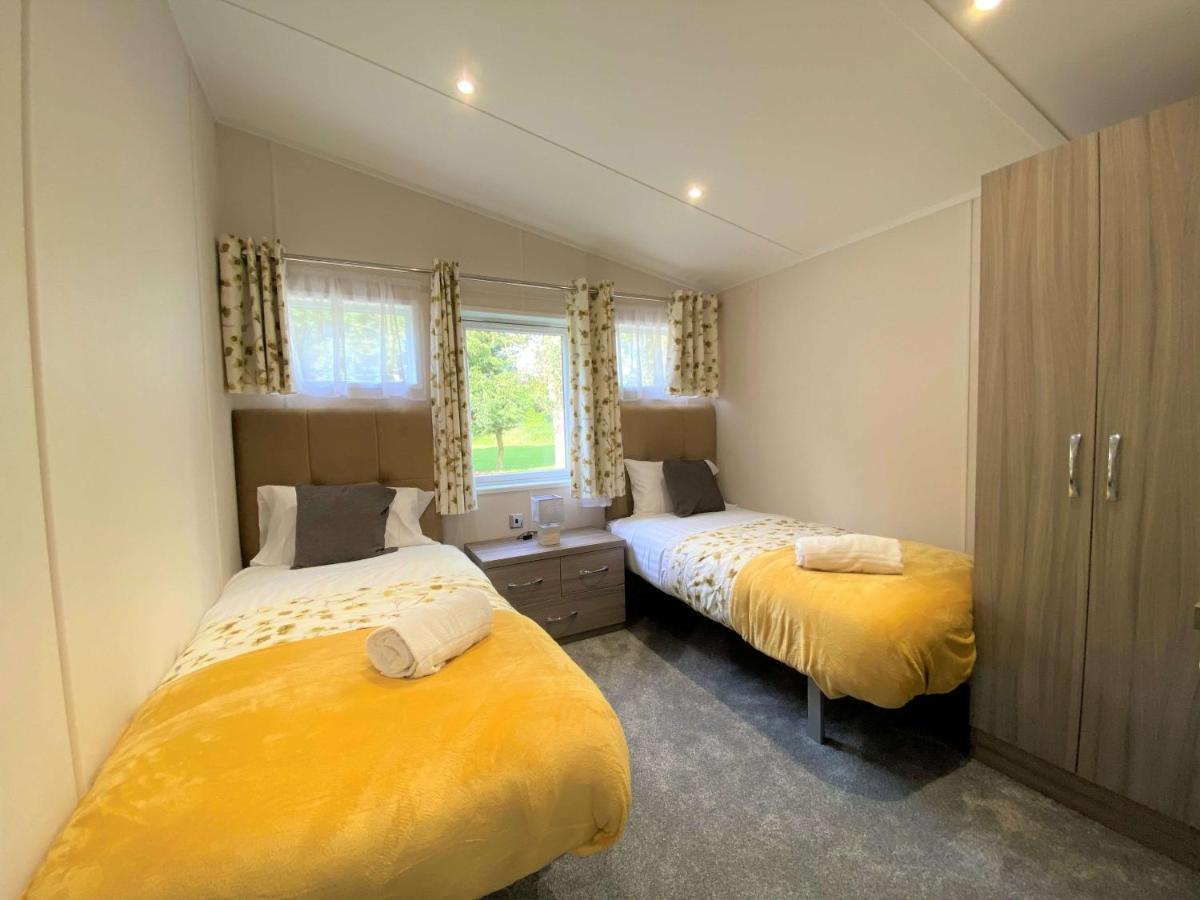 The Yorkshire Burrow Lodge With Hot Tub 외부 사진