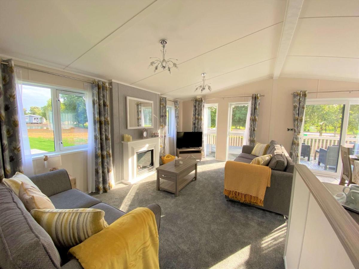 The Yorkshire Burrow Lodge With Hot Tub 외부 사진